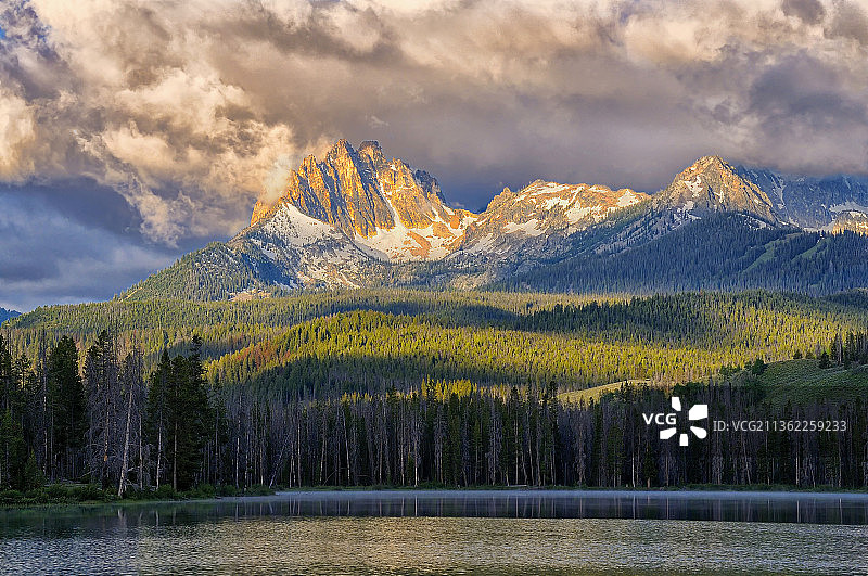 海伯恩山的日晒，美国爱达荷州小红鱼湖的湖光山色图片素材