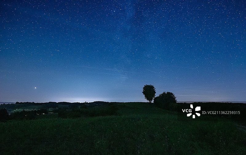 夜空下的田野风光图片素材