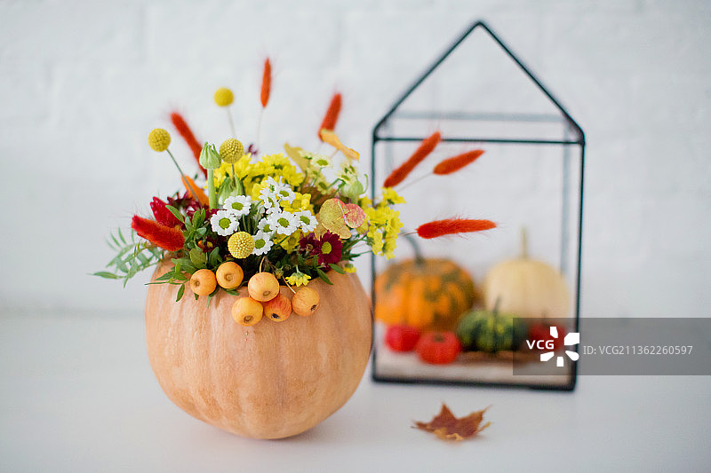 桌子上花瓶里的花的特写图片素材