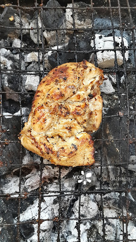 烧烤时间，烤肉架上的肉特写图片素材