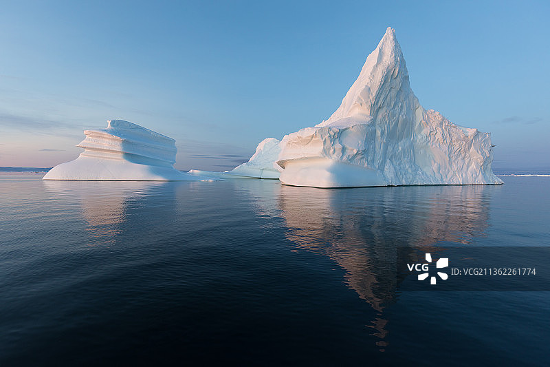 冬季格陵兰岛海中冰山风景图片素材