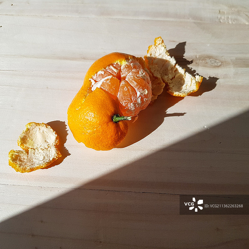 桌子上橙子的高角度视图图片素材