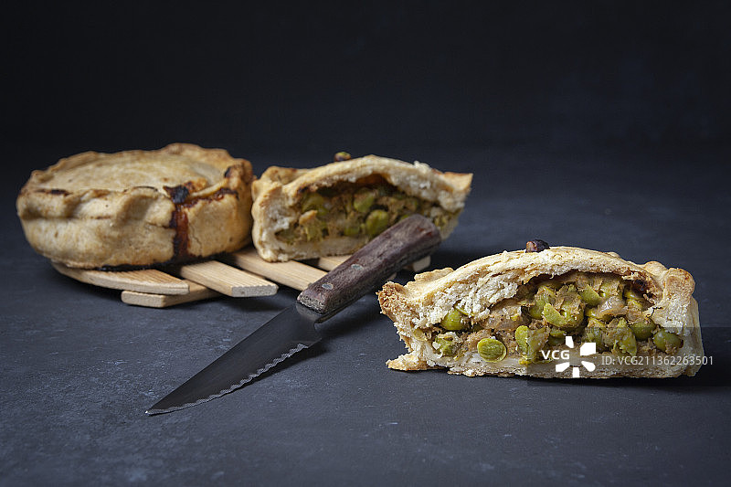 打开的马略卡豌豆派特写，砧板上的食物，黑色背景图片素材