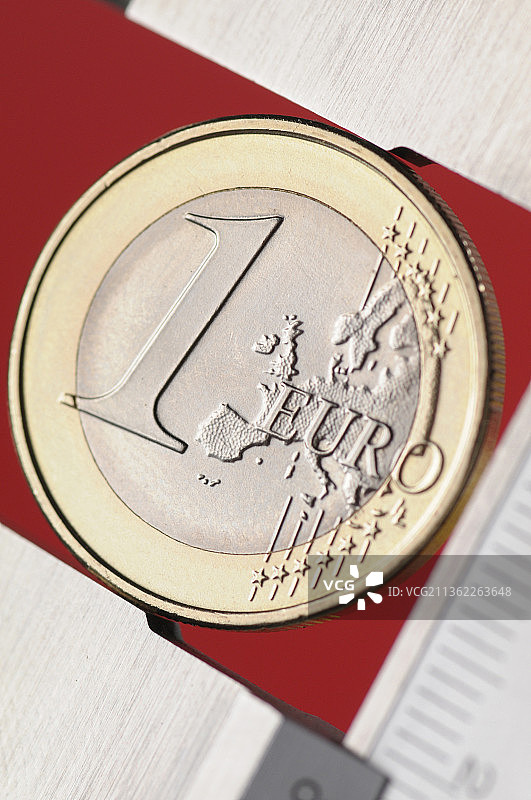 一欧元硬币特写，桌子上硬币特写图片素材