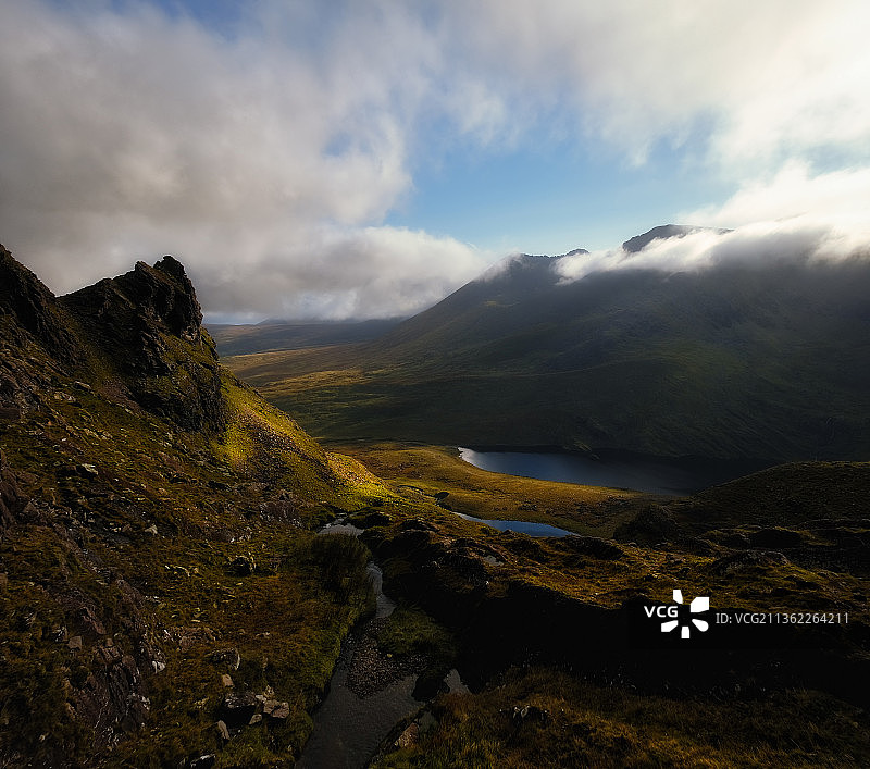 山谷上方：爱尔兰卡兰图厄尔山壮丽的风景图片素材