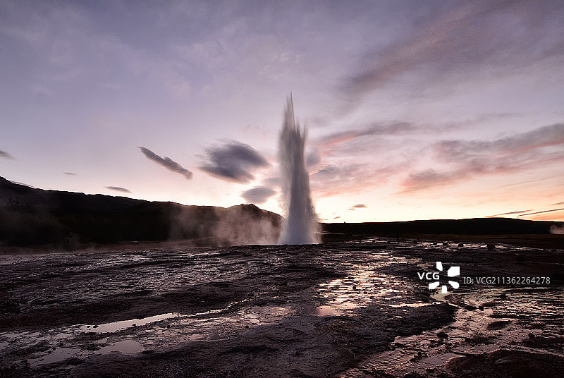 冰岛Strokur间歇泉日落时分的热泉景色图片素材