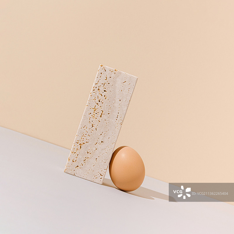 生鸡蛋推动上坡的石灰华大理石块图片素材