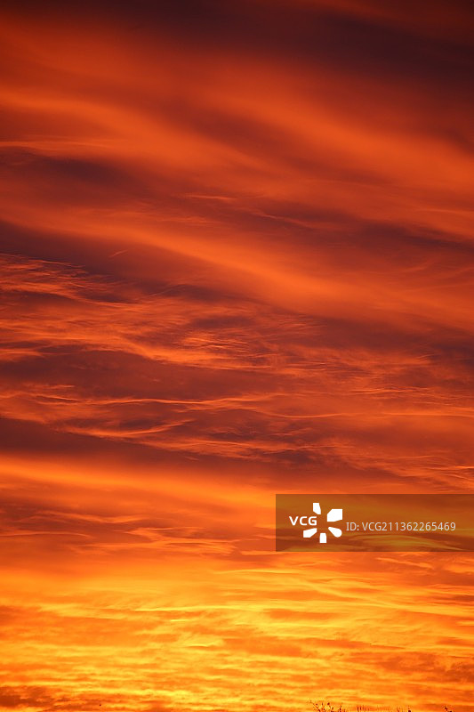 日落特写，爱丁堡，日落时分的壮丽天空的低角度视图图片素材