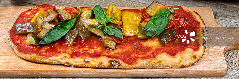 带有番茄披萨和烤肉的木制砧板banner图片素材