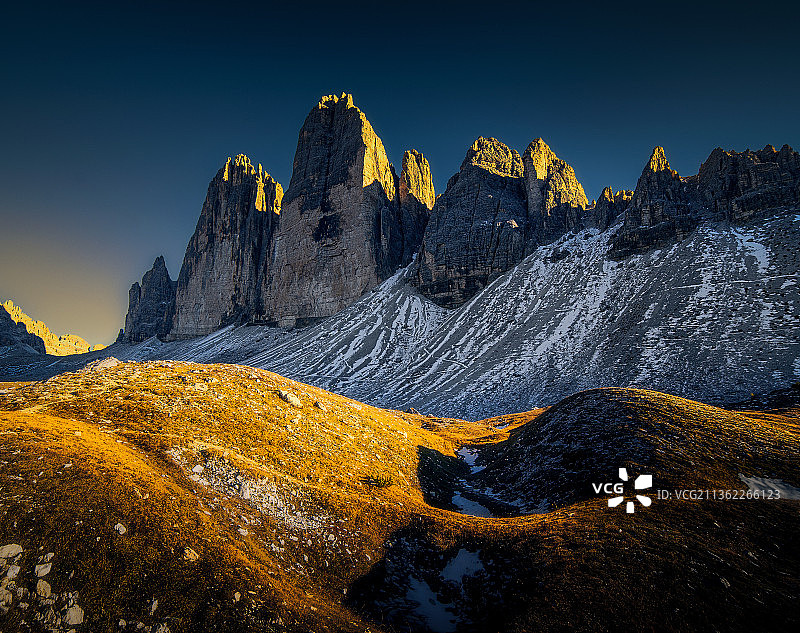 意大利翁布里亚的拉瓦雷多三峰雪山风景图片素材