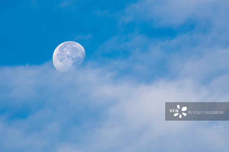 蓝天中的满月图片素材