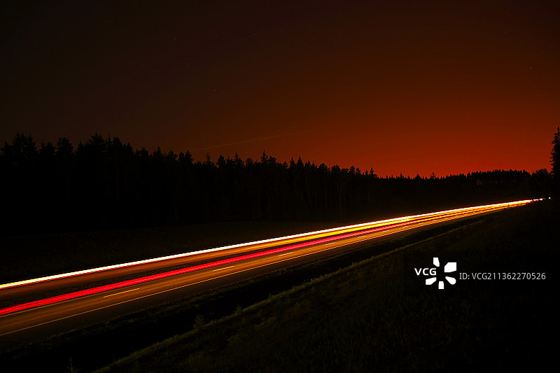 夜间高速公路上行驶车辆的光轨（高角度）图片素材