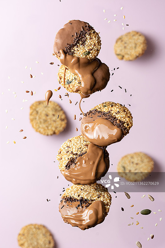 悬浮什锦籽饼干与巧克力糖霜图片素材