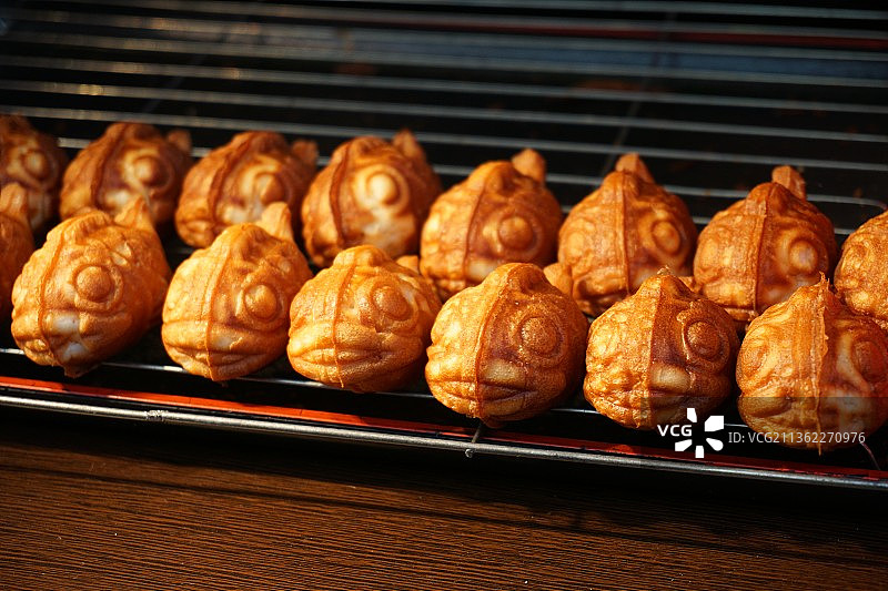 亚洲美食鱼饼，托盘里的面包特写图片素材