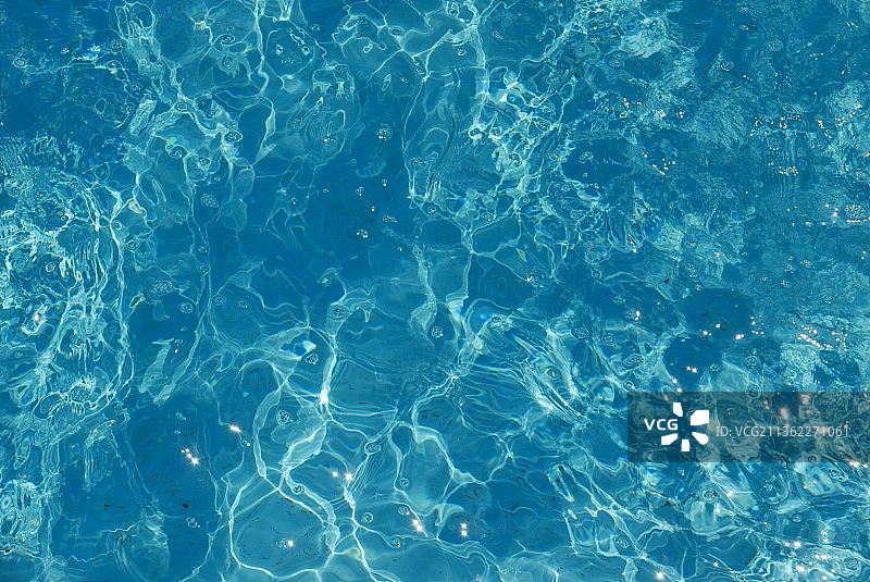 蓝色水域中的水花，游泳池全景图片素材