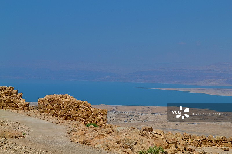 马萨达与死海：蓝天下海滩美景图片素材