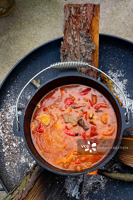 明火烹制水壶炖肉图片素材