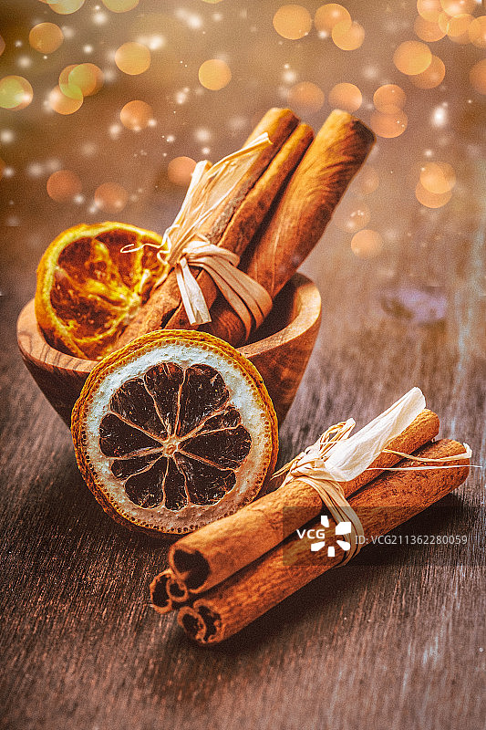 木头上的装饰肉桂棒图片素材