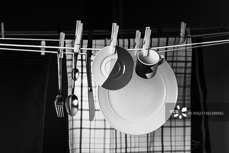 家政服务，悬挂在墙上的厨房用具特写图片素材