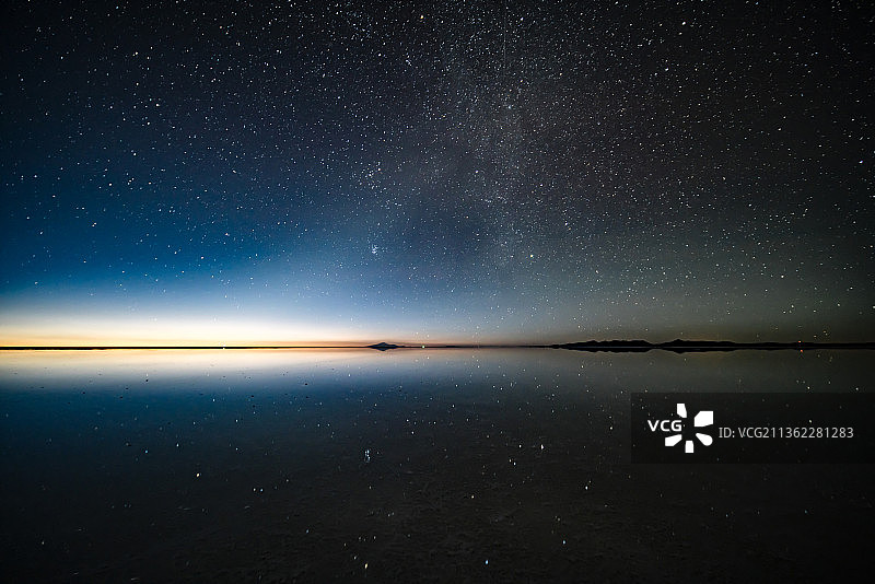 镜子，夜晚天空下的壮丽海景图片素材