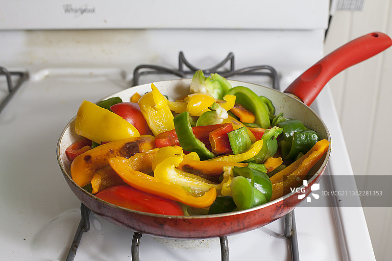 煎辣椒，烹饪锅中的蔬菜特写图片素材