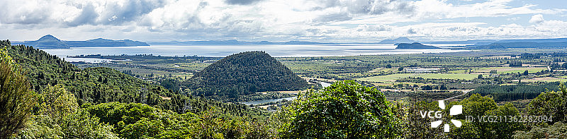 新西兰丰盛湾眺望陶波湖图片素材