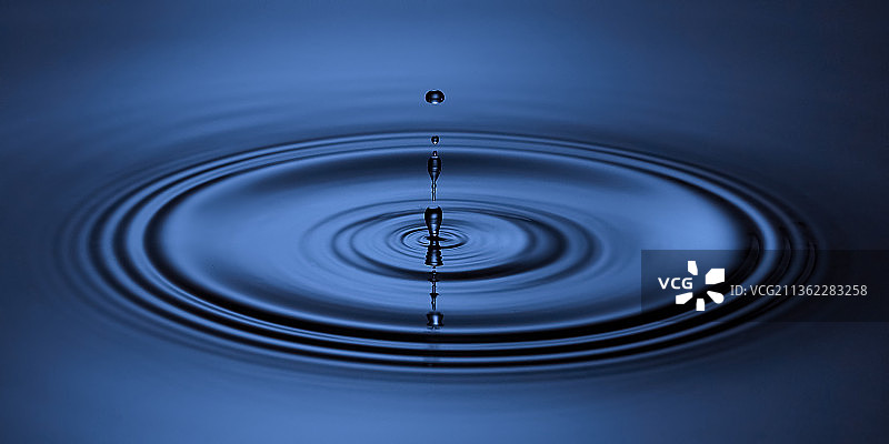 蓝色水滴坠落抽象背景图片素材