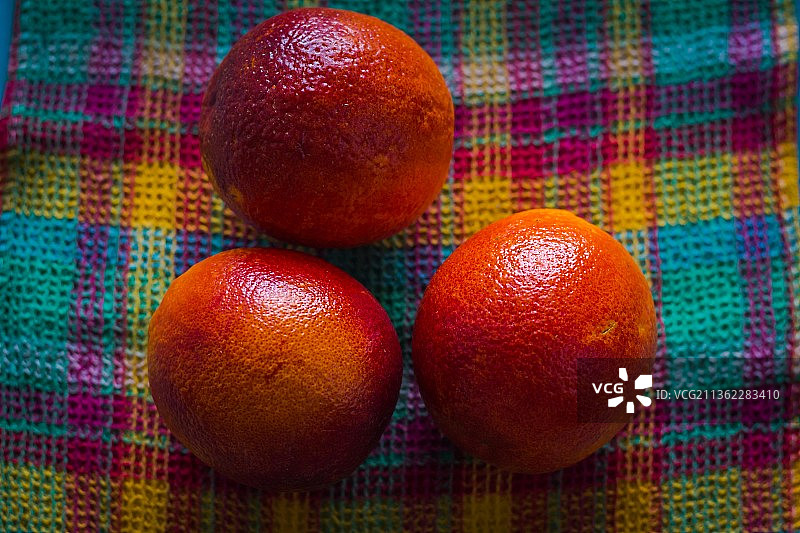 多个新鲜的红色橙子，桌子上水果的特写镜头图片素材