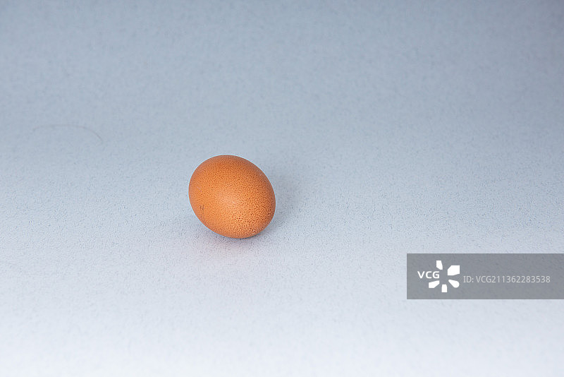 灰色背景上的鸡蛋图片素材