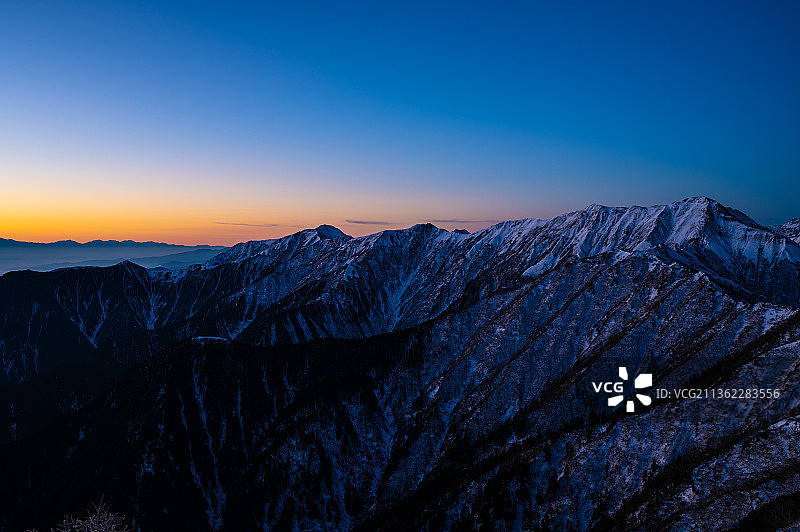 唯有寂静，长野县雪山映衬着湛蓝天空的壮丽景色图片素材