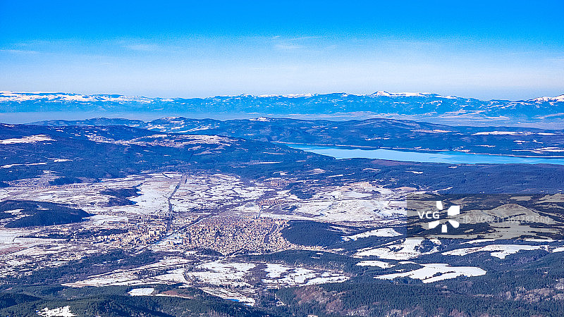 蓝天下白雪皑皑的群山航拍景色图片素材