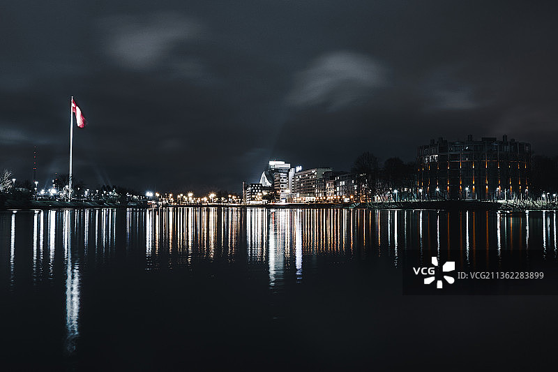 里加夜景：灯火通明的城市夜景图片素材