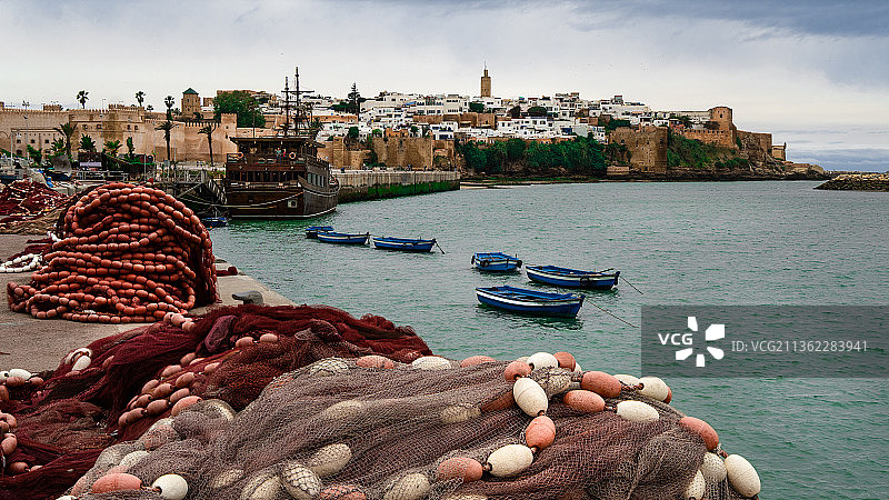 河流入海口与城市景观图片素材
