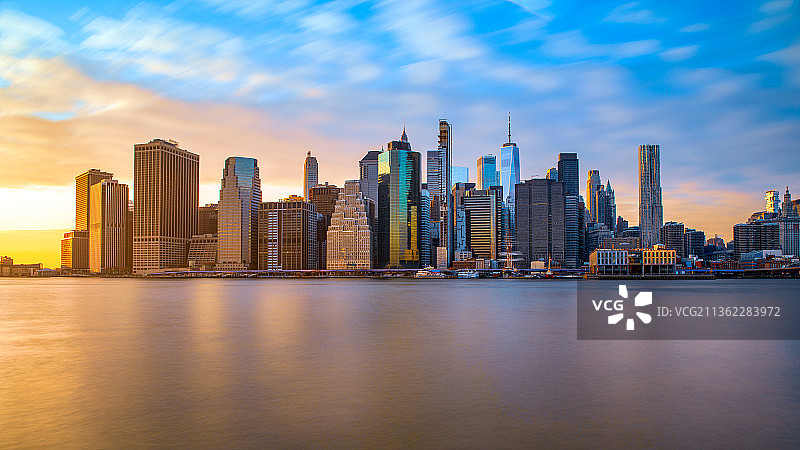 从布鲁克林眺望城市建筑，布鲁克林大桥步行道，美国图片素材