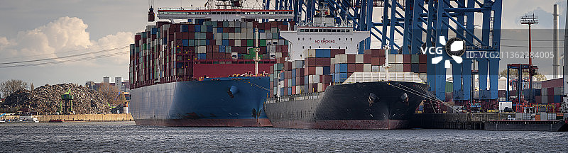 汉堡港的集装箱码头，有两艘大型船只，德国汉堡图片素材