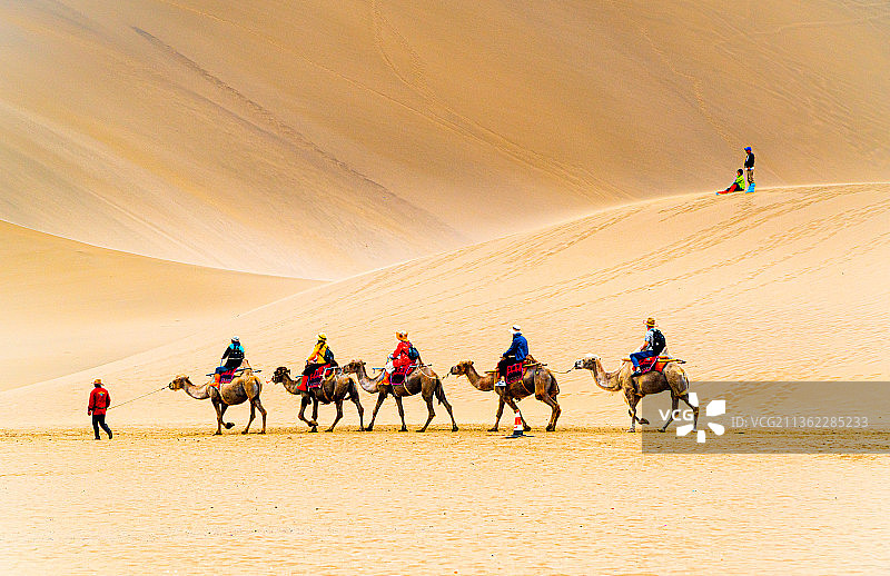 甘肃敦煌鸣沙山月牙泉景观图片素材