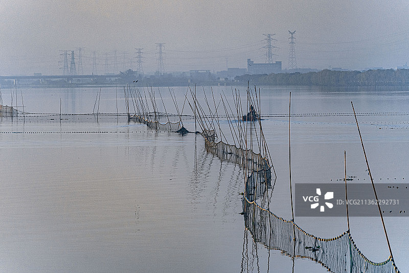 清晨日出瑶湖渔业养殖区，捕捞图片素材