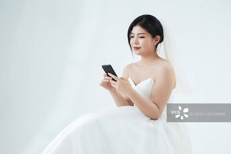 沉浸在网络恋爱世界的亚洲女性图片素材