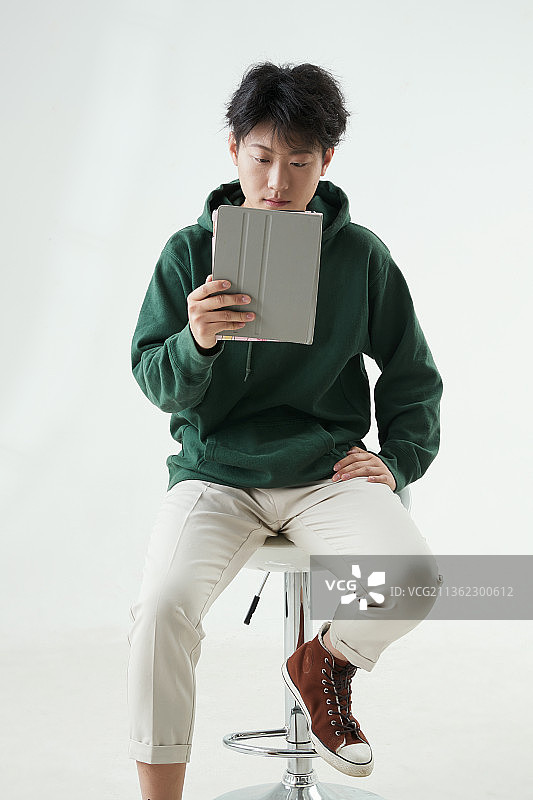 沉浸在网络恋爱世界的青年男子图片素材