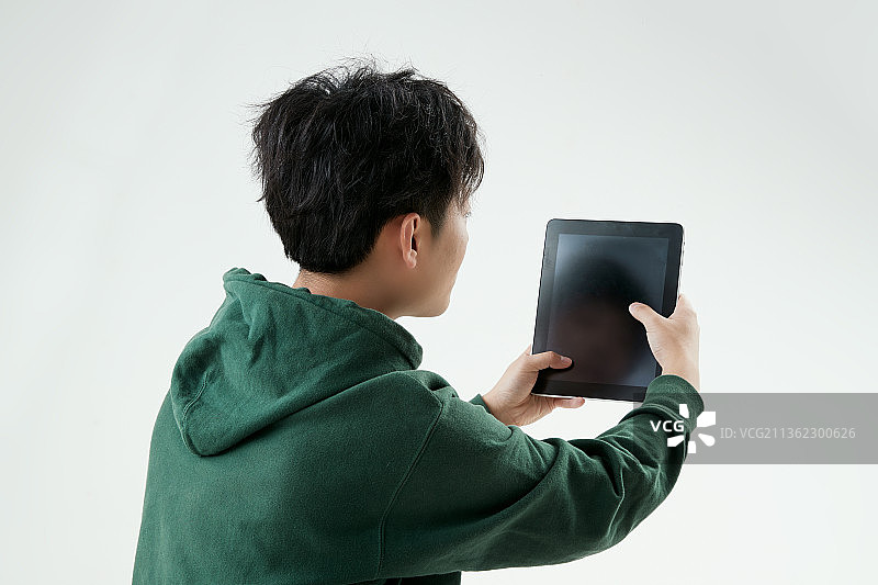 沉浸在网络恋爱世界的青年男子图片素材