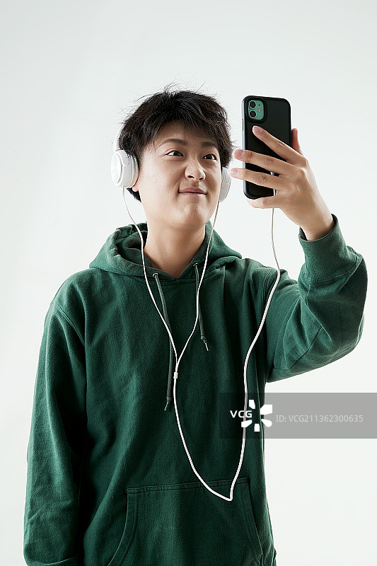 沉浸在网络恋爱世界的青年男子图片素材