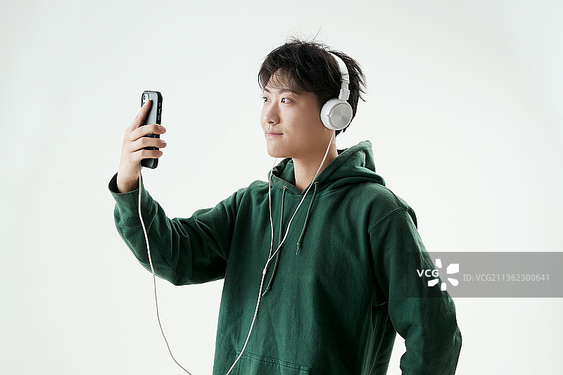 沉浸在网络恋爱世界的青年男子图片素材