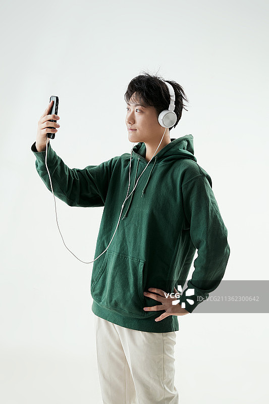 沉浸在网络恋爱世界的青年男子图片素材