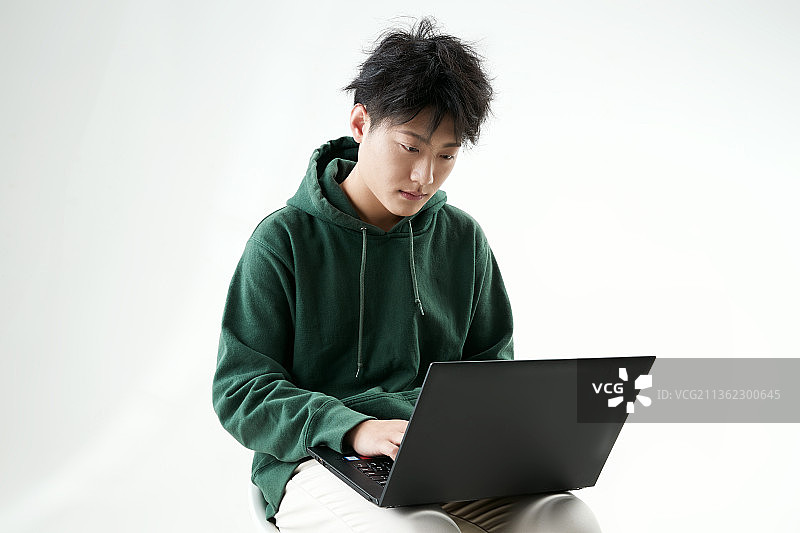 沉浸在网络恋爱世界的青年男子图片素材