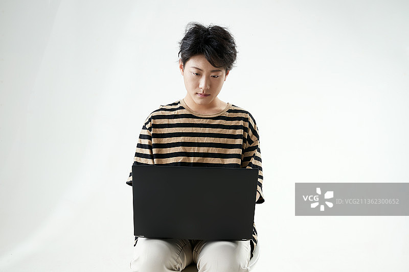 沉浸在网络恋爱世界的青年男子图片素材