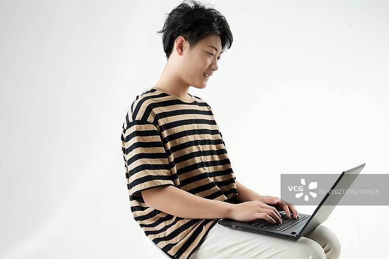 沉浸在网络恋爱世界的青年男子图片素材