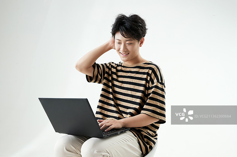 沉浸在网络恋爱世界的青年男子图片素材