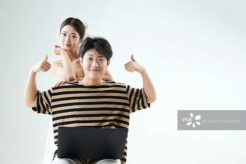 沉浸在网络恋爱世界的青年男女图片素材