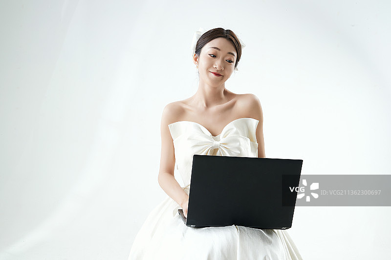 沉浸在网络恋爱世界的亚洲女性图片素材