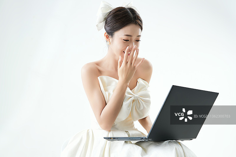 沉浸在网络恋爱世界的亚洲女性图片素材